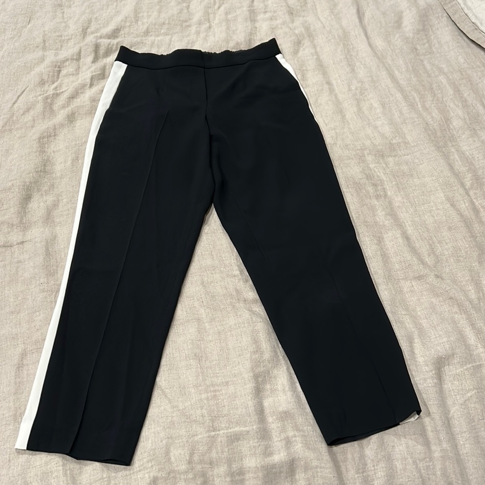 Black cropped pants with white stripe
